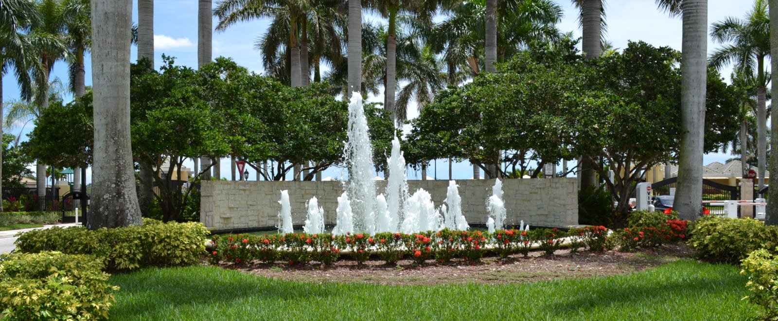 inception-app-prod/ODA4YzA4OTAtMGJmMy00ZWU3LWFhZTYtMjVlMGFhMWJiZjIz/content/2018/06/Lido Isles Entrance_4_Cropped.png