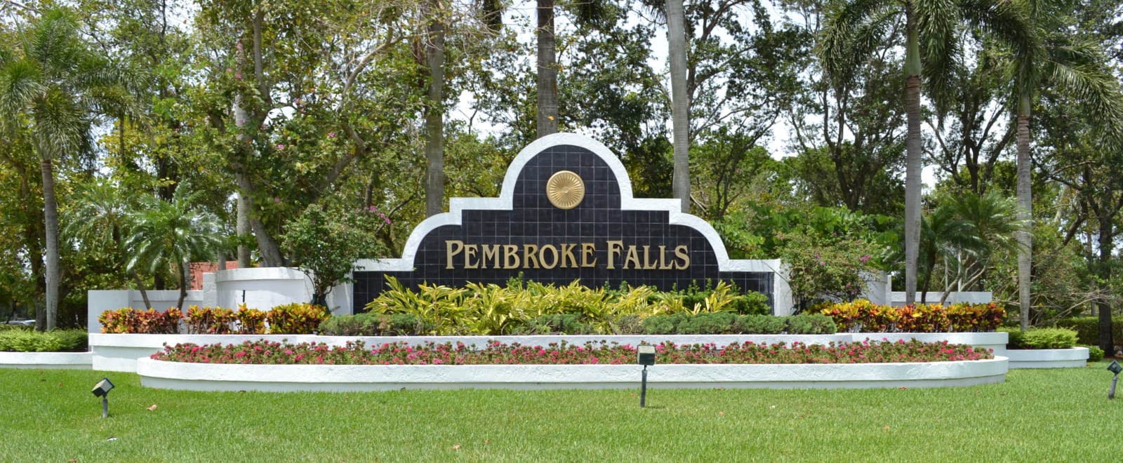 inception-app-prod/ODA4YzA4OTAtMGJmMy00ZWU3LWFhZTYtMjVlMGFhMWJiZjIz/content/2018/06/Pembroke Falls Entrance_1_Cropped.png