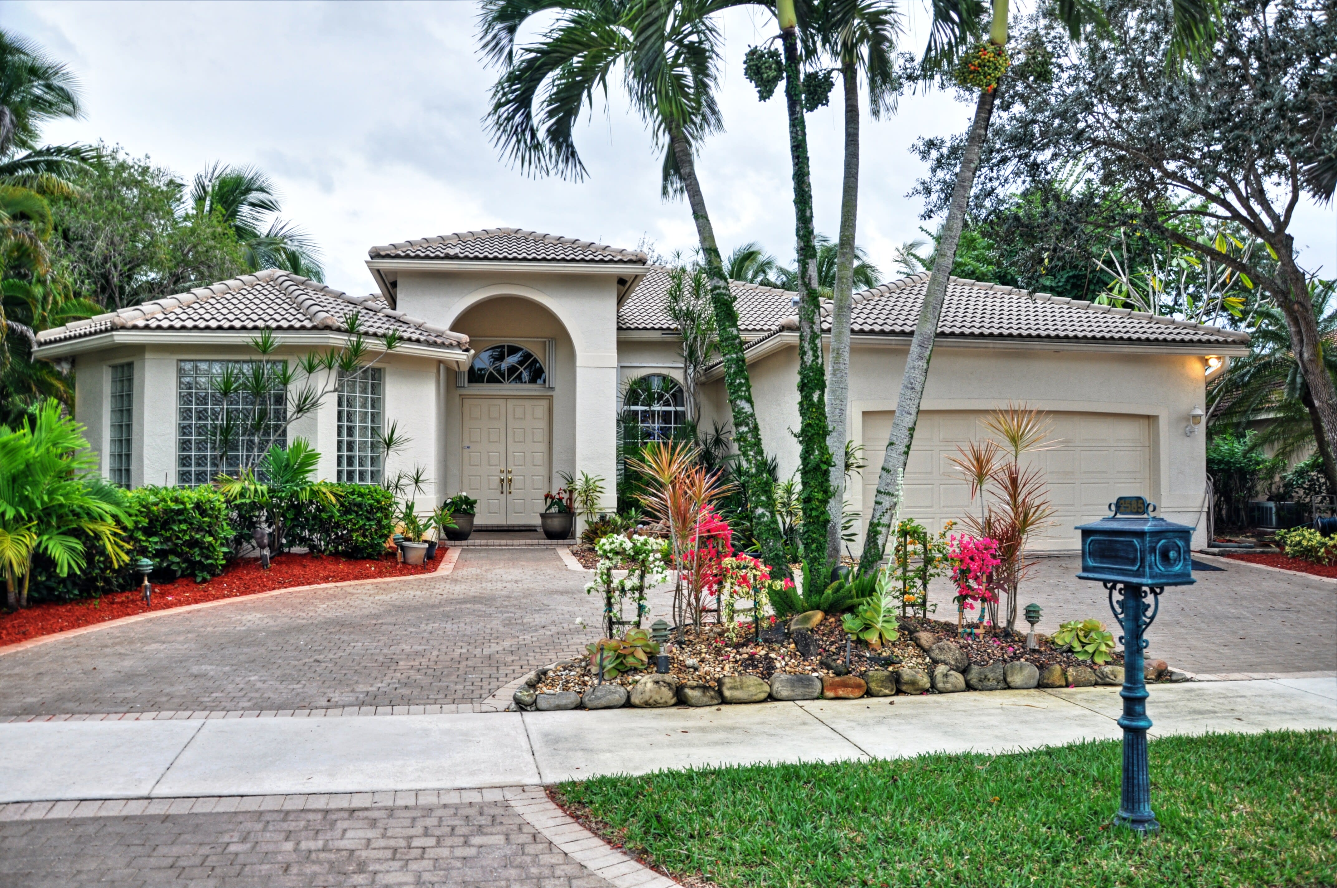 Reasons To Hire A Realtor When Selling Property inception-app-prod/ODA4YzA4OTAtMGJmMy00ZWU3LWFhZTYtMjVlMGFhMWJiZjIz/content/2018/10/2585 Jardin Ct.jpg