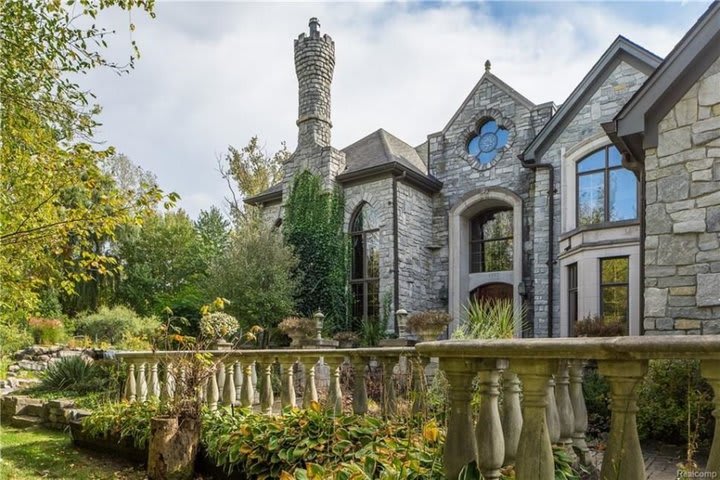 The 7 Most Amazing Houses You Can Get In The U.S. For $1 Million inception-app-prod/ODEyN2UzZDAtZDI3Mi00NDIwLTg0NmQtMTk1YmY2ZTU1ODU4/content/2018/05/5afdfead1e00002c008e5dc8.jpeg
