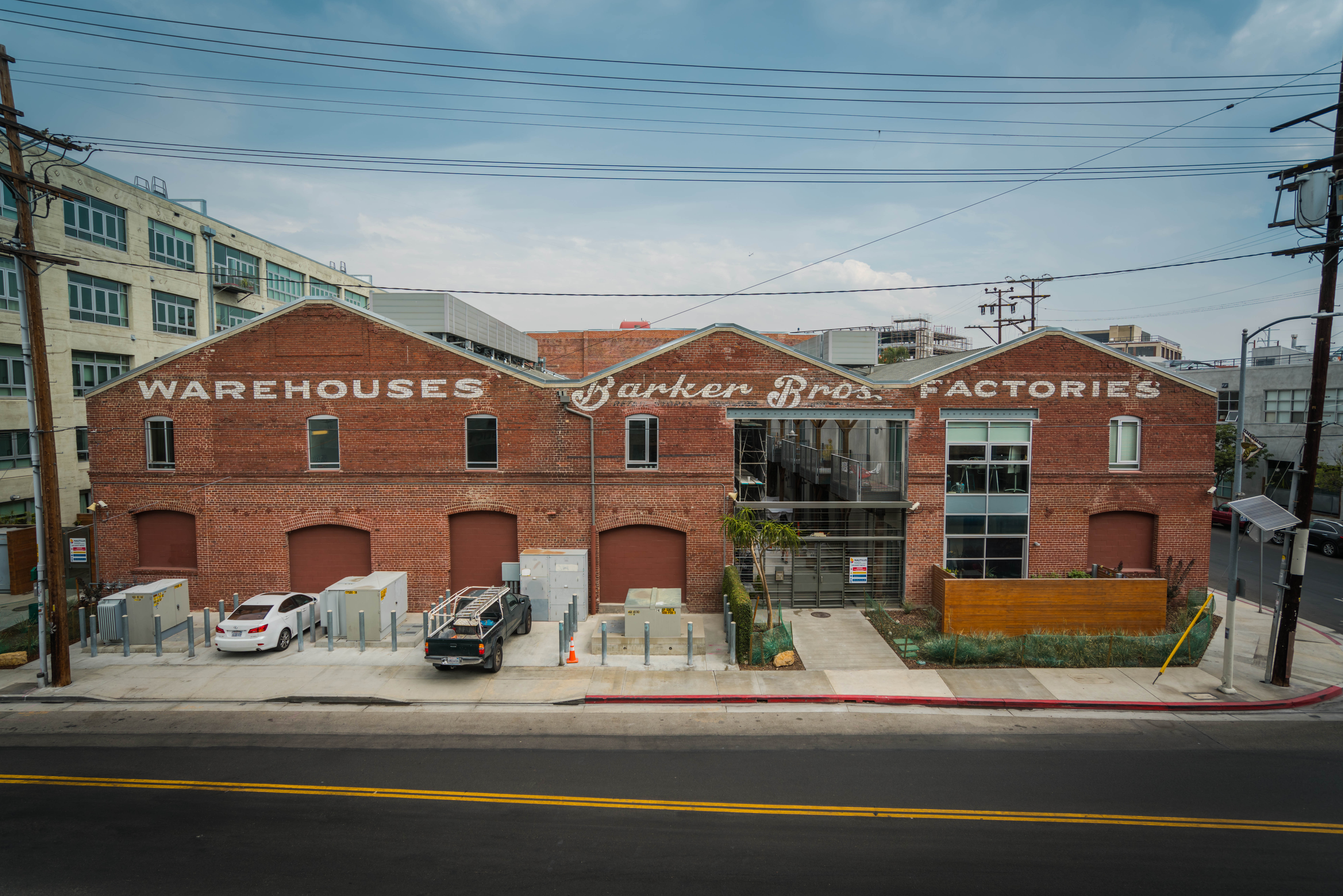 Barker Block: Resort-Style Lofts in the Arts District inception-app-prod/ODVhOGFkNWQtYzZlOC00ZDA2LWIyMTAtZmIxNjU2YWYyYmM5/content/2023/01/6dc3af2cb310acc554cc011e50a6f6cff73cddb7.jpg