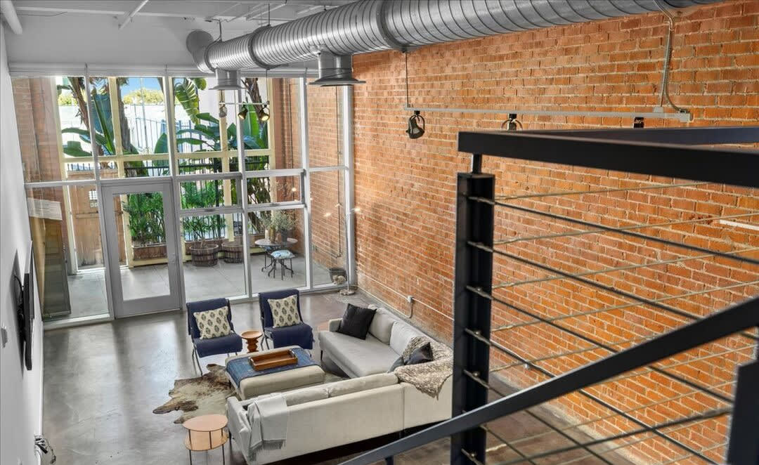 LA ARTS DISTRICT LOFT SPOTLIGHT l Gallery Lofts #6 inception-app-prod/ODVhOGFkNWQtYzZlOC00ZDA2LWIyMTAtZmIxNjU2YWYyYmM5/content/2024/02/d01f6b3dc69843edbfc128d1e3aa5866251e3ce2.jpg