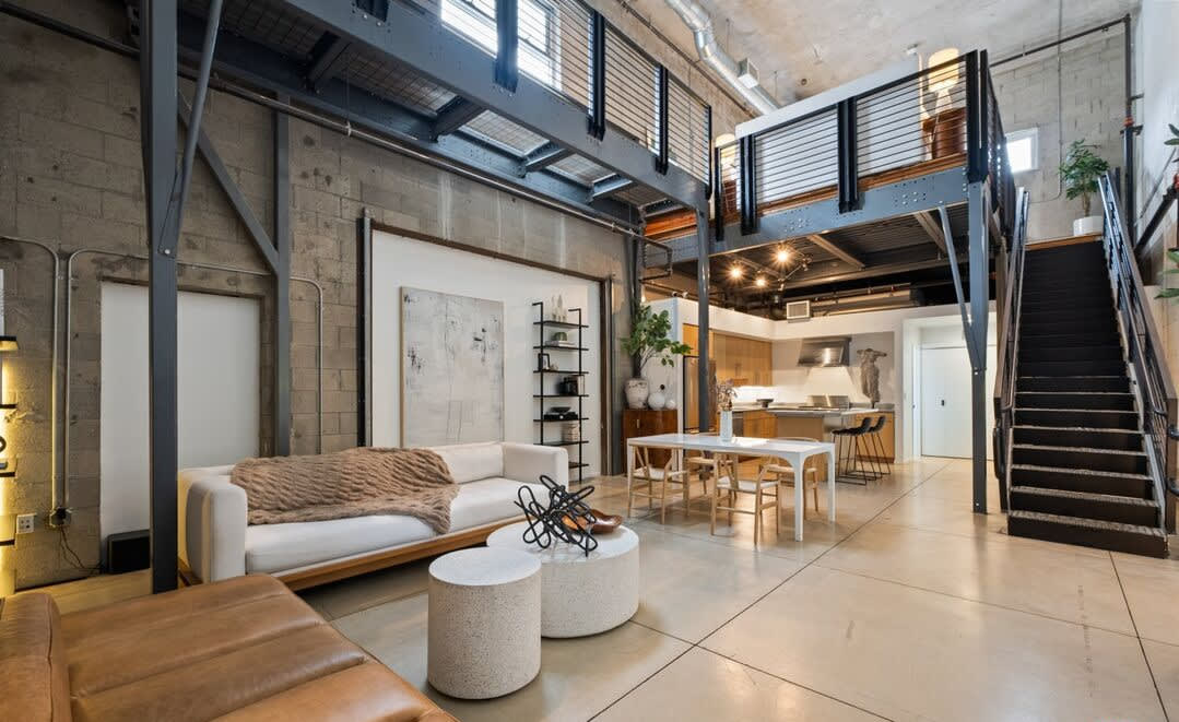 LONG BEACH LOFT SPOTLIGHT | Courtyard Lofts #O inception-app-prod/ODVhOGFkNWQtYzZlOC00ZDA2LWIyMTAtZmIxNjU2YWYyYmM5/content/2024/06/ea96d04b87b8d2960c27e6cfe7046063d8b77bf9.jpg