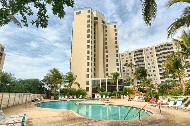 inception-app-prod/ODZhYWY5ZGItNWFkNi00NzkzLTliMDktODZmZjBiMGM2YzIy/content/2018/12/6640 Estero Blvd Unit-small-023-Pool-666x443-72dpi.jpg