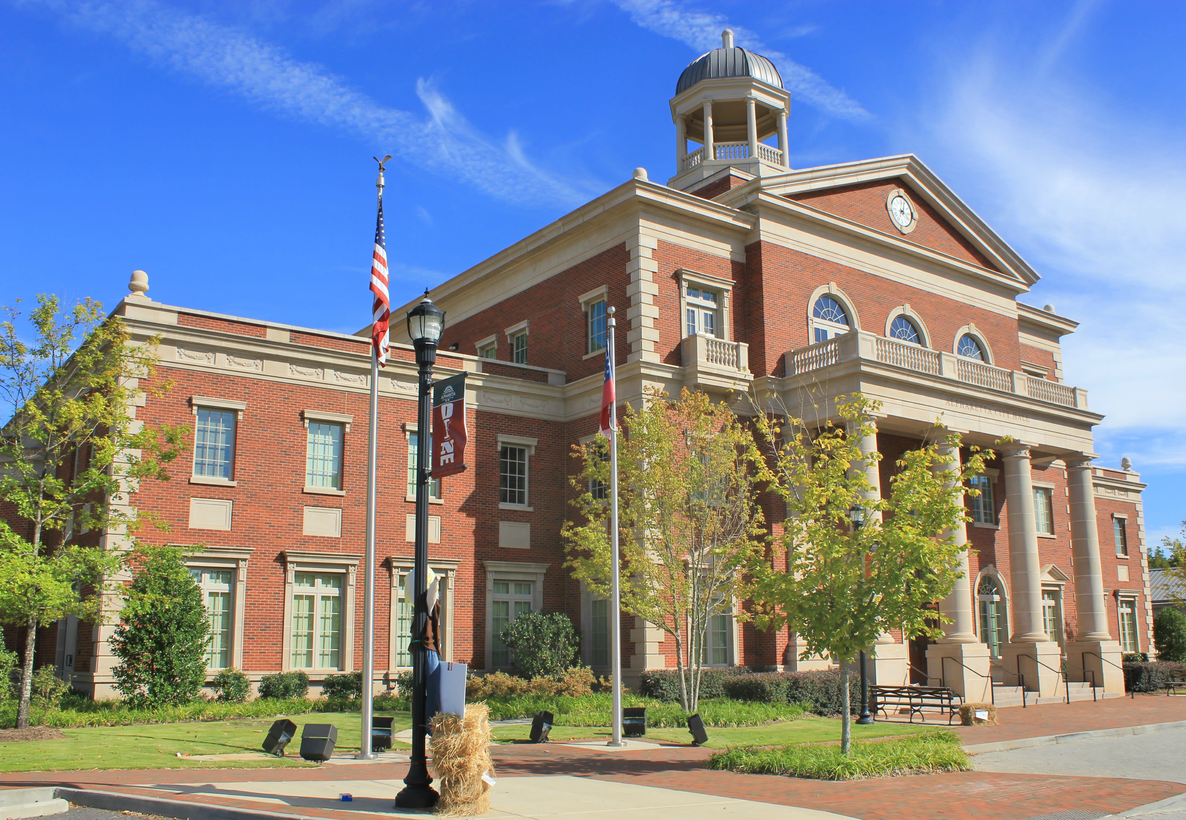 Alpharetta inception-app-prod/ODk3ZGFkZmYtNTBiNy00ODhkLWJlMWYtMDMxNWQyYTA5ZDMw/content/2017/10/Alpharetta City Hall.jpg