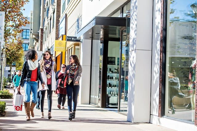 Alpharetta inception-app-prod/ODk3ZGFkZmYtNTBiNy00ODhkLWJlMWYtMDMxNWQyYTA5ZDMw/content/2017/10/Avalon Shopping-2.jpg