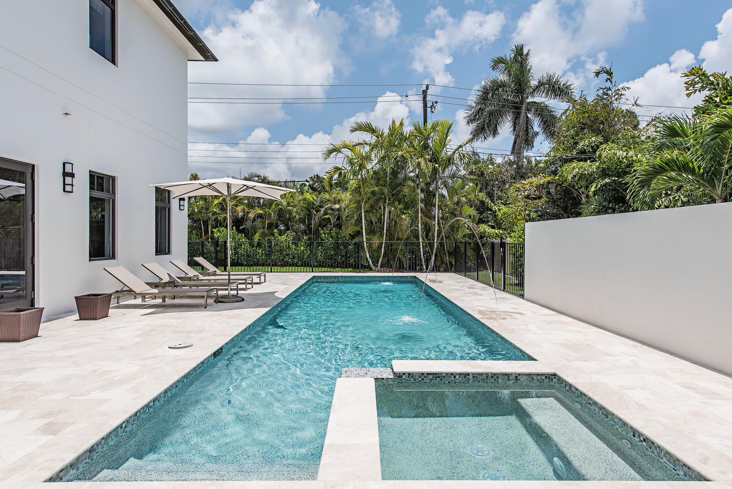 inception-app-prod/OGFmMjJhZjktODNiYS00ZTQyLWI5MDAtNDMzYzM0ZmY1Nzg3/content/2016/09/Moorings homes for sale Liebig Pool .jpg