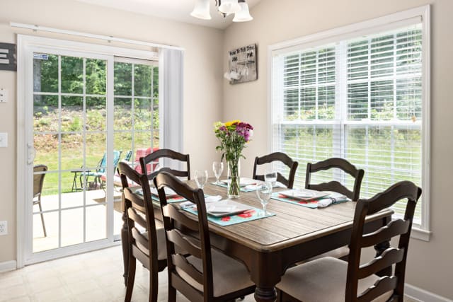 inception-app-prod/OGFmOWNiOGUtMzcxMi00ODZmLTlhYmQtZmE5OTBmNDRjOGE3/content/2019/03/Arrowwood at Reedy Fork Kitchen- Kylind Realty-3.jpg