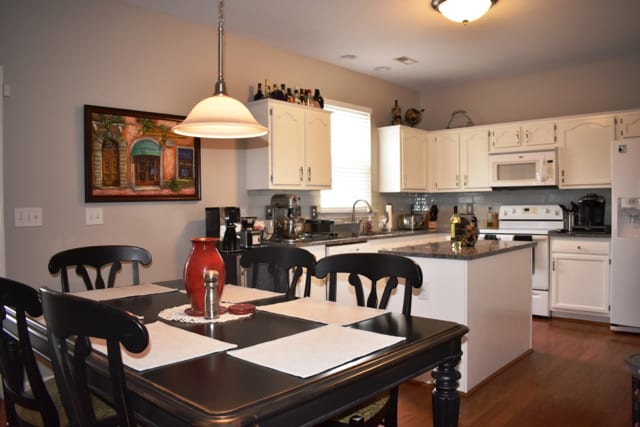 inception-app-prod/OGFmOWNiOGUtMzcxMi00ODZmLTlhYmQtZmE5OTBmNDRjOGE3/content/2019/03/Elderbush at Reedy Fork Kitchen- Kylind Realty-3.jpg