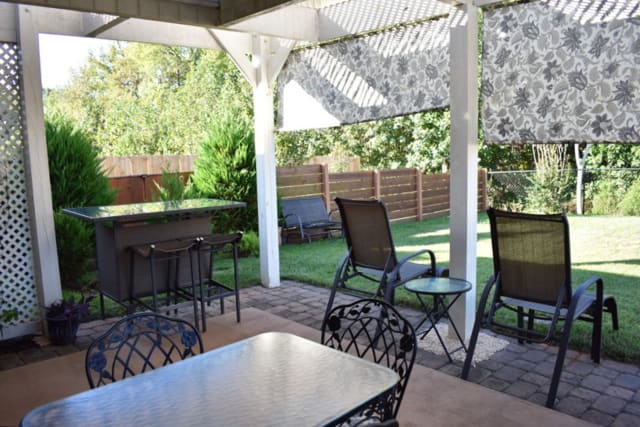 inception-app-prod/OGFmOWNiOGUtMzcxMi00ODZmLTlhYmQtZmE5OTBmNDRjOGE3/content/2019/03/Hardie Farm at Reedy Fork Patio- Kylind Realty-4.jpg