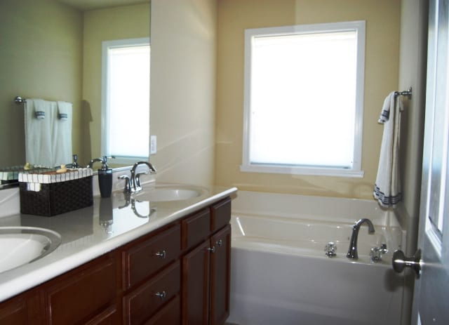 inception-app-prod/OGFmOWNiOGUtMzcxMi00ODZmLTlhYmQtZmE5OTBmNDRjOGE3/content/2019/03/Northwood at Reedy Fork Bathroom- Kylind Realty-2.jpg