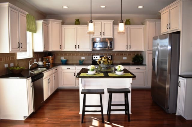 inception-app-prod/OGFmOWNiOGUtMzcxMi00ODZmLTlhYmQtZmE5OTBmNDRjOGE3/content/2019/03/Oakgate at Reedy Fork Kitchen- Kylind Realty-4.jpg