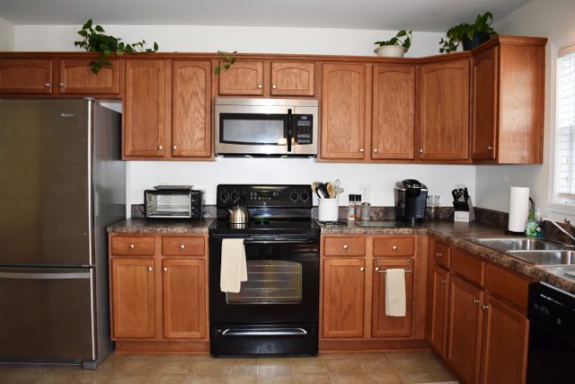 inception-app-prod/OGFmOWNiOGUtMzcxMi00ODZmLTlhYmQtZmE5OTBmNDRjOGE3/content/2019/03/Towns At South Village- Kitchen.jpg