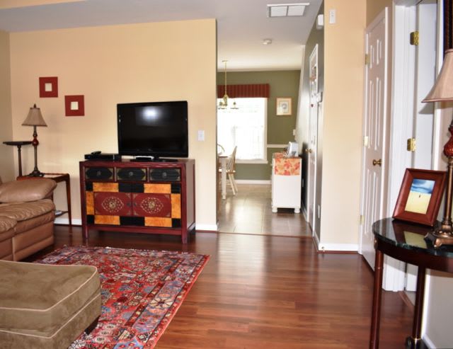 inception-app-prod/OGFmOWNiOGUtMzcxMi00ODZmLTlhYmQtZmE5OTBmNDRjOGE3/content/2019/03/Towns At South Village- Living Room.jpg