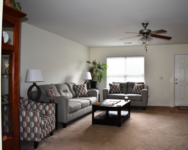 inception-app-prod/OGFmOWNiOGUtMzcxMi00ODZmLTlhYmQtZmE5OTBmNDRjOGE3/content/2019/03/Towns At South Village- Living Room2.jpg