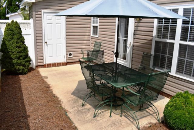 inception-app-prod/OGFmOWNiOGUtMzcxMi00ODZmLTlhYmQtZmE5OTBmNDRjOGE3/content/2019/03/Towns At South Village- Patio.jpg