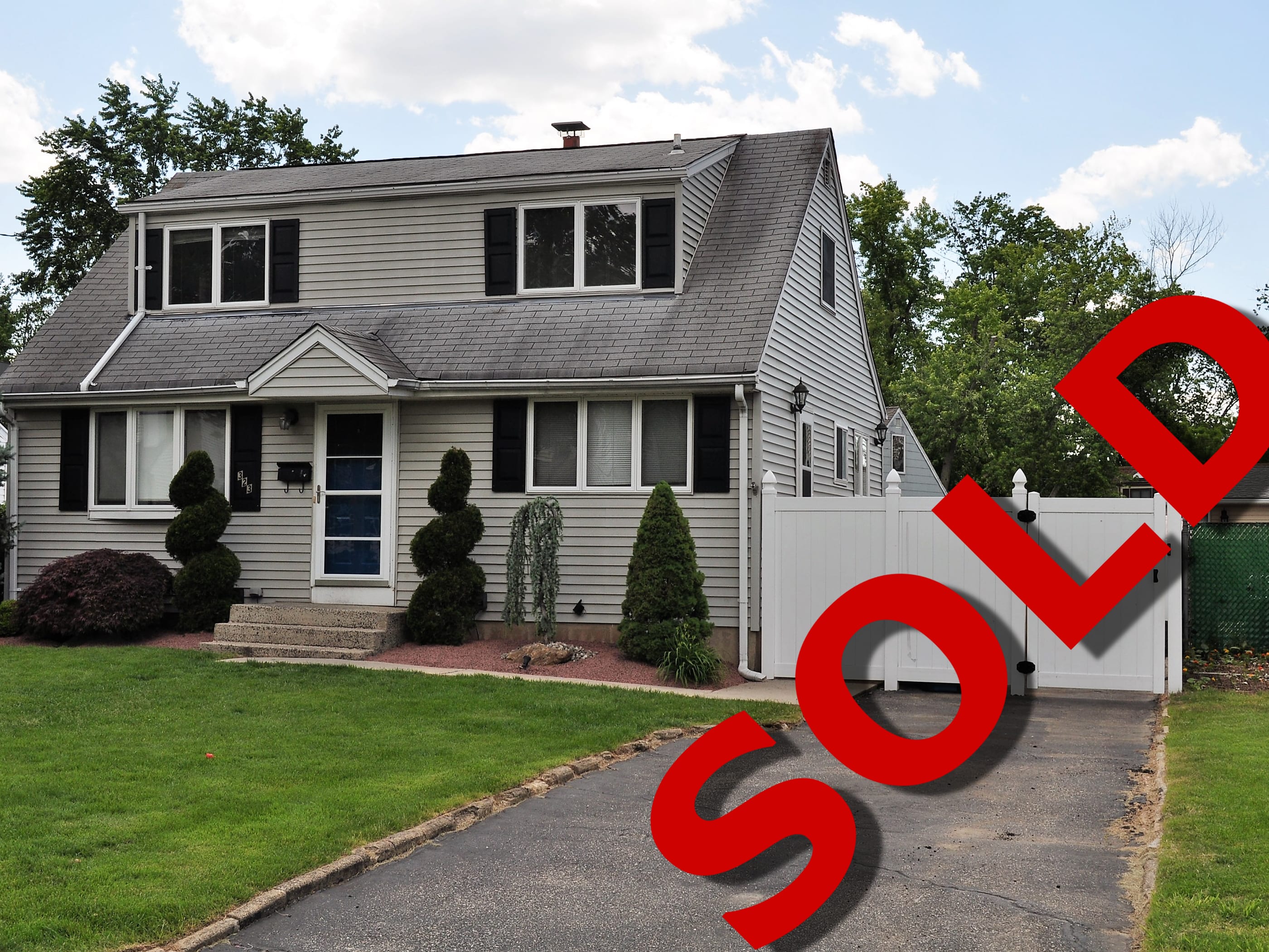 inception-app-prod/OGM4ZjU2NTgtYzE2Ni00NzVjLWJmMTctZTQyYmU0MjIxZTM0%2Fcontent%2F2017%2F09%2F323 sunset ave SOLD-2.png