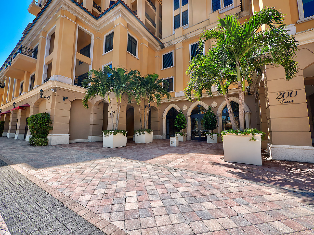 PRICED UP TO $999,999 inception-app-prod/OGQ4NWY3N2YtYzcwNi00MDI2LWIzYTEtNzMyM2Y2ZjE0Njdm/content/2020/06/200eastpalmetto708bocaraton-013-copy.jpg