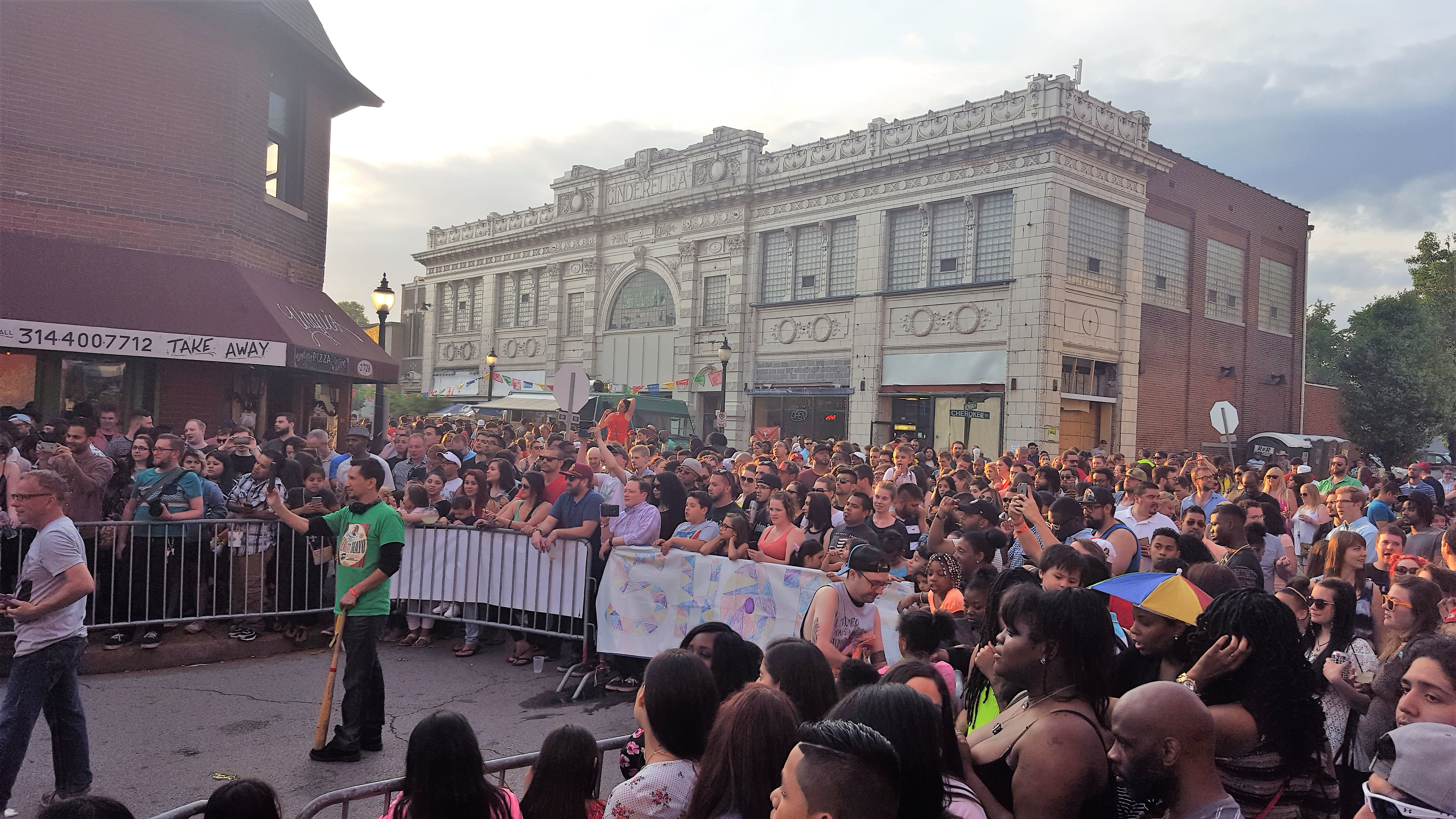 inception-app-prod/OTY0ODMxZjMtZDk1YS00MjM4LWEwNzItNzI3MThhZWYyNzJj/content/2017/05/Cinco de Mayo 2016 Crowd Cinderella BuildingE1.jpg