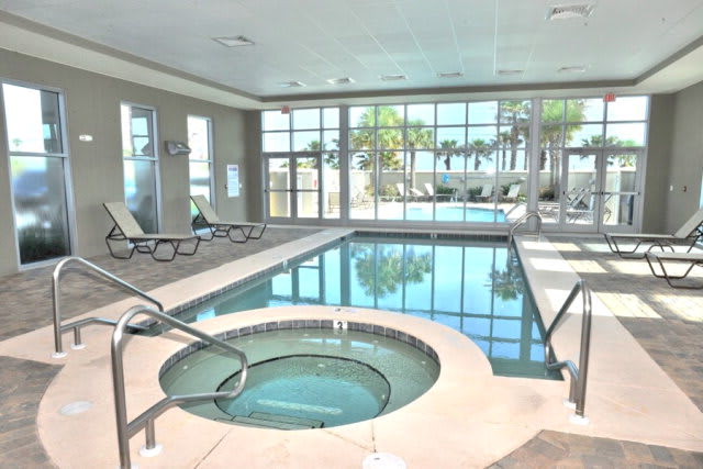 inception-app-prod/OTg3NWIzOGQtOGU3YS00OTY2LTlkNzktZDZmMTNmN2NlMGNl/content/2016/09/indoor pool vista bella-2.jpg