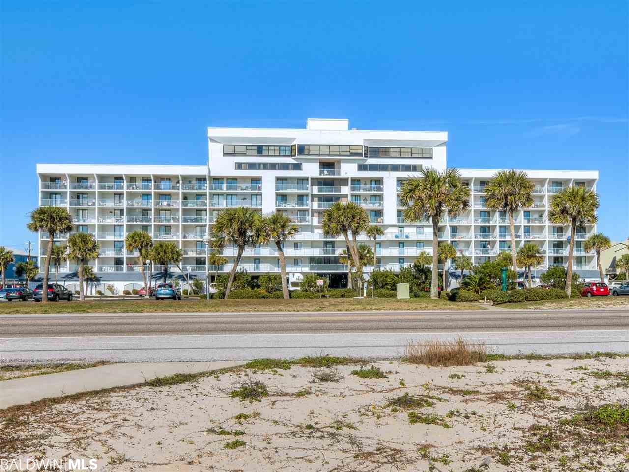 inception-app-prod/OTg3NWIzOGQtOGU3YS00OTY2LTlkNzktZDZmMTNmN2NlMGNl/content/2019/07/gulf shores surf and racquet.jpg