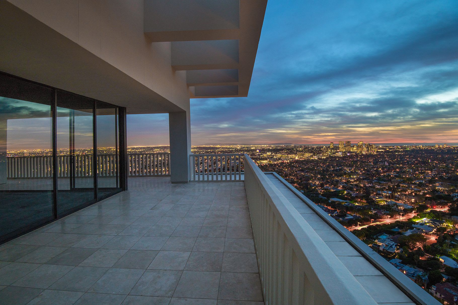 West Hollywood's Sierra Towers Rare Penthouse For Sale inception-app-prod/OWViMDYyMWItZjYwNy00MDQ4LThiNTQtZmQ3Mzc5MGY5YTdi/content/2018/03/Sierra Towers Penthouse 2-2.jpg