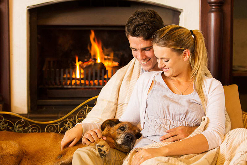 inception-app-prod/Y2E2MDRhMjctNjE0Yi00YTgwLWE0MzUtNDZiNGQ4ODRjMDNl/content/2018/11/fireplace people.jpg