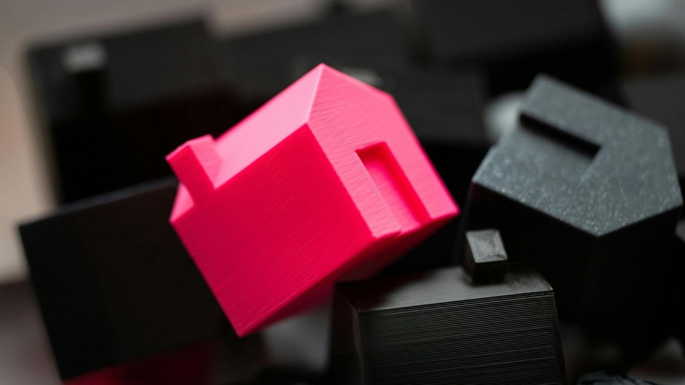 Why Aren’t Home Prices Crashing? inception-app-prod/Y2Y5ZTQ5ODktNmJmOC00ZGM2LWE0MTgtNTkyMzNkZDQ1ZjAy/content/2026/09/d7f71def9e5cc7ff3aa64ffca9c71d24c1dcc86c.jpg