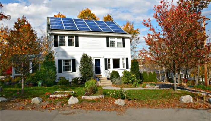 inception-app-prod/YTUzNjAxNjktODNkMS00MThiLWFlYzEtMGI2YThmYjdiZmVl/content/2017/03/new-england-solar-home-from-solarrights.org_.jpg