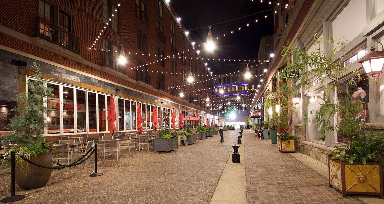 Living in Downtown Bethesda inception-app-prod/YWNhOGE5N2MtMDJiYy00NWI5LWJmZmYtMTAzNTczM2E0MWFj/content/2016/11/atrium-2.jpg