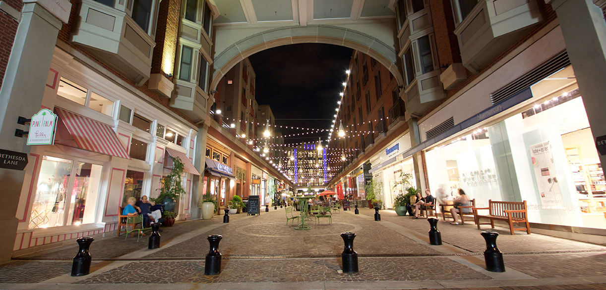 Living in Downtown Bethesda inception-app-prod/YWNhOGE5N2MtMDJiYy00NWI5LWJmZmYtMTAzNTczM2E0MWFj/content/2016/11/atrium02-2.jpg