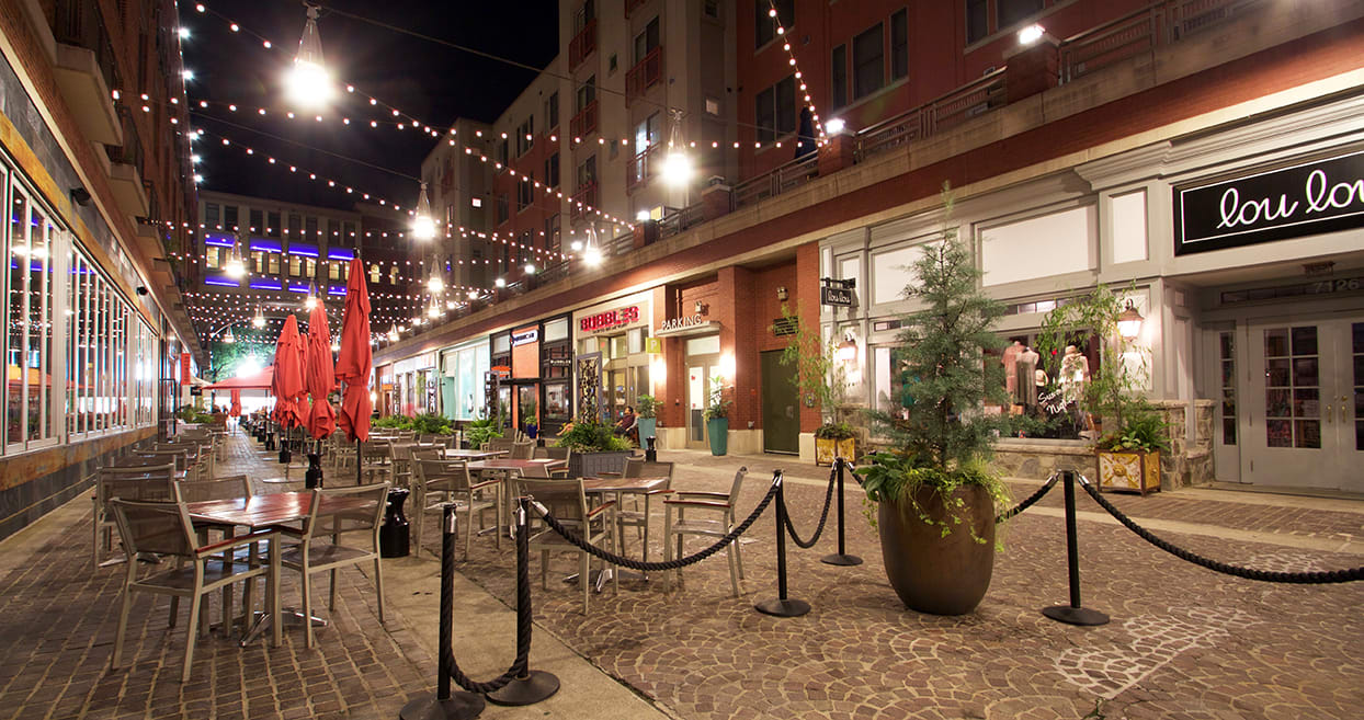 Living in Downtown Bethesda inception-app-prod/YWNhOGE5N2MtMDJiYy00NWI5LWJmZmYtMTAzNTczM2E0MWFj/content/2016/11/atrium03-3.jpg