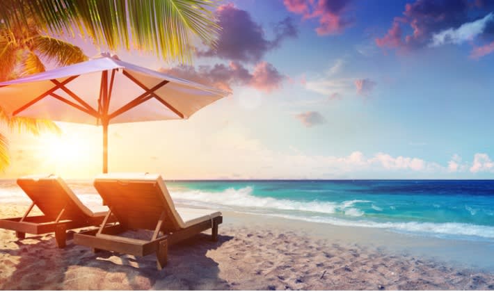 inception-app-prod/YWNhOGE5N2MtMDJiYy00NWI5LWJmZmYtMTAzNTczM2E0MWFj/content/2019/06/two-deckchairs-under-parasol-in-tropical-beach-at-sunset-picture-id956989068 (1)-2.jpg
