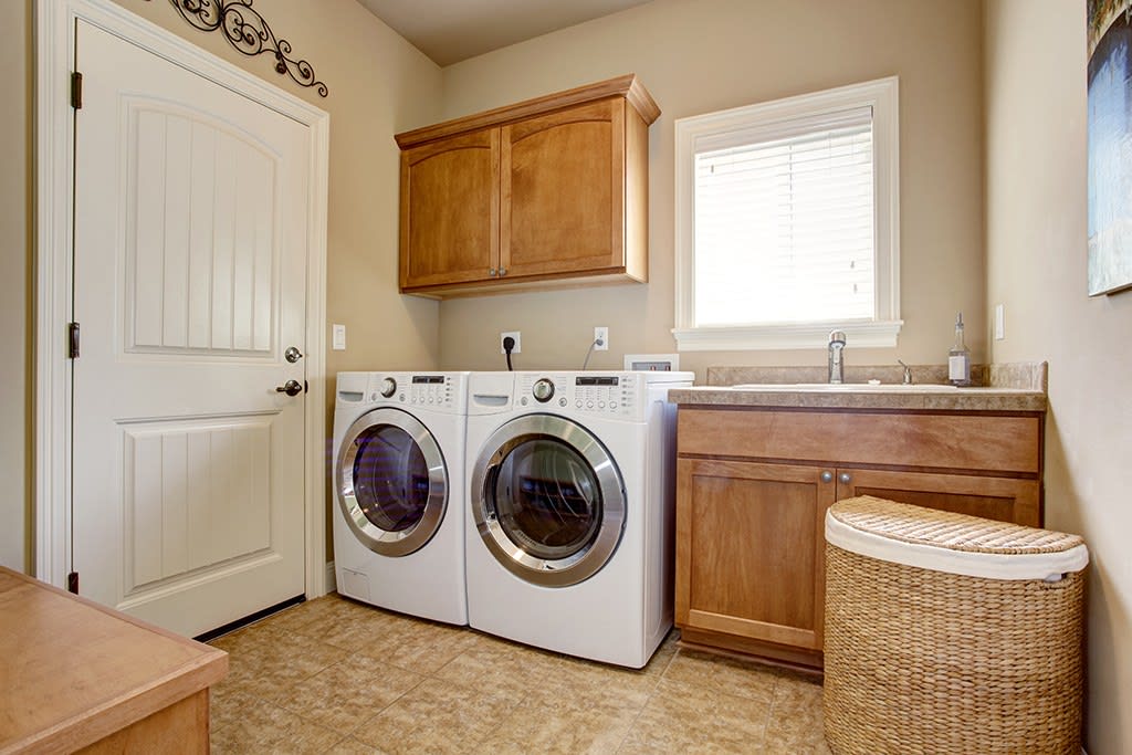 What Does and Doesn’t Come With the House When You Buy It inception-app-prod/YWQ3MmIwNWYtMDIxZS00ZmYxLTgwMzctNDViNjVkZTg5MTNi/content/2021/03/home-washer-dryer.jpg