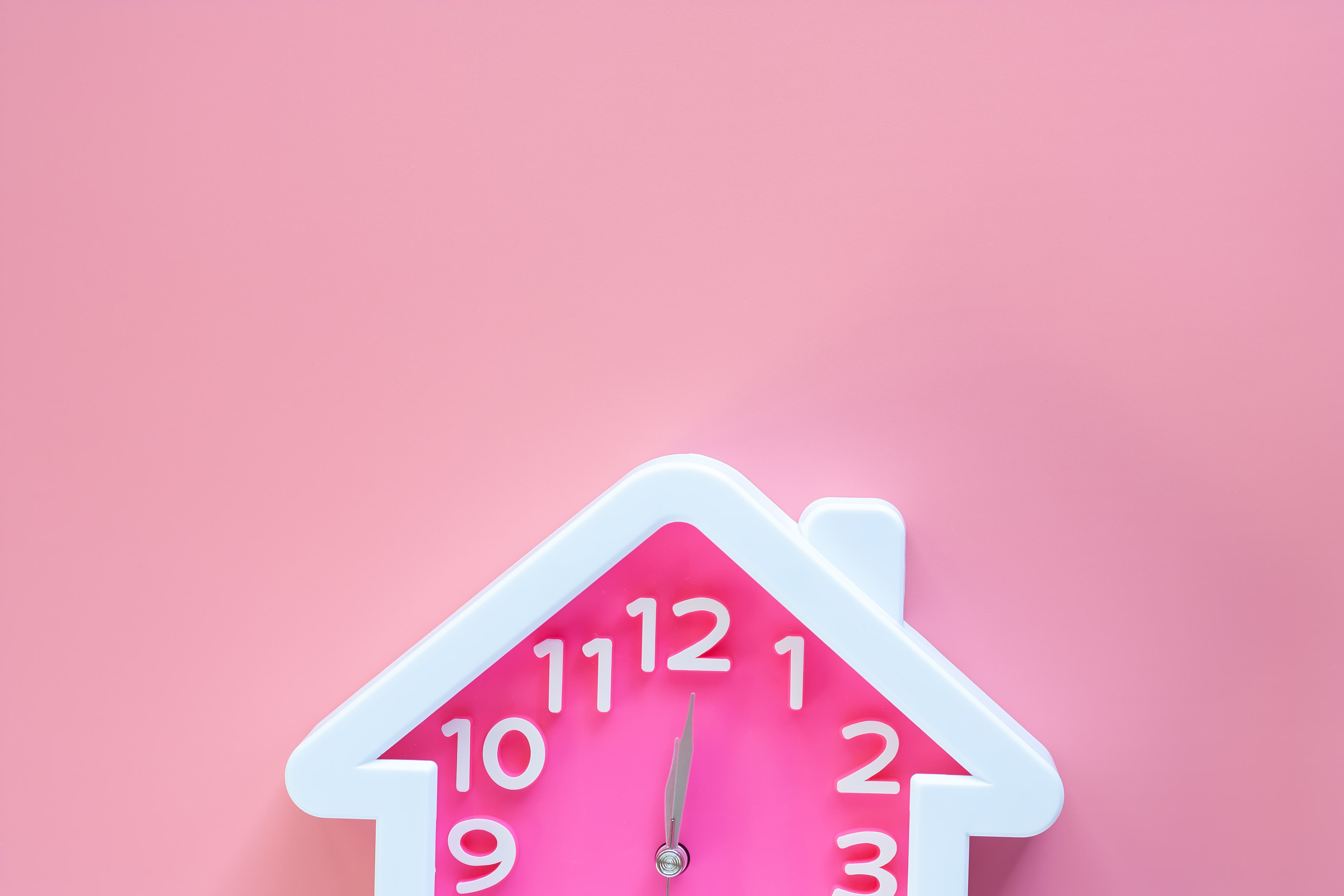 inception-app-prod/YjA2NDBiZTAtZGM4NC00MzY0LWE3YzAtZjg0ZDY2Y2NlZmZm/content/2021/02/pink-house-clock.jpeg
