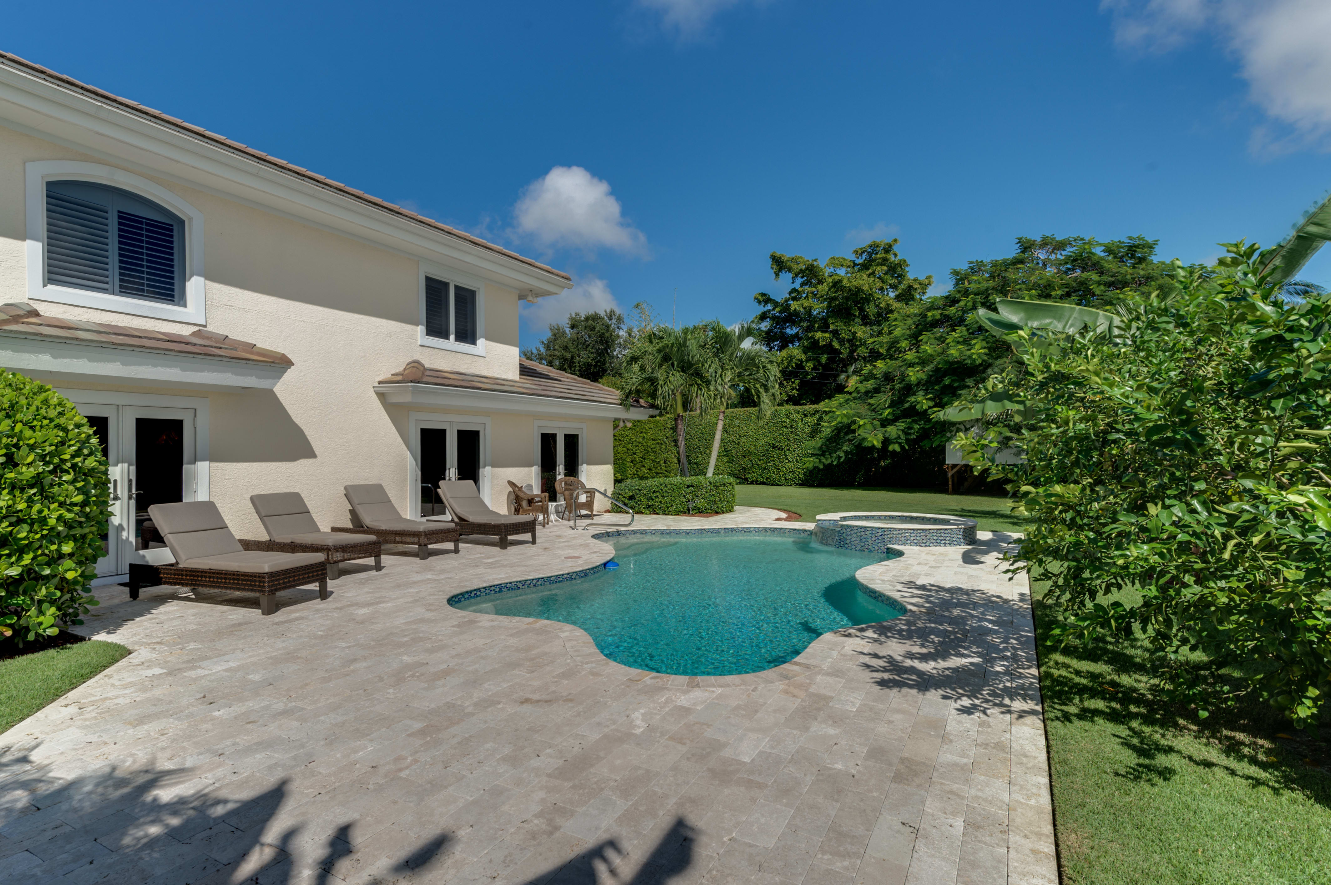 Just Listed In Olde Naples Florida inception-app-prod/YjFkM2E4ZjYtMDQ0Mi00YWM1LWJmNzItYzA4MWEyYTc5YzAw/content/2016/10/Olde Naples homes for sale Brady Pool 605 5th Ave N.jpg