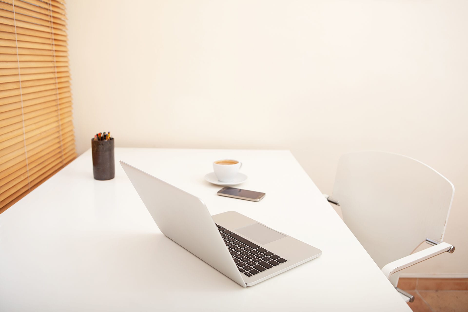 inception-app-prod/YjhiMDkwYmQtYmFmNC00MTkyLThkYzUtZDdlMjljMWE3YTVh/content/2021/08/Stilllifeofhomewhiteworkingdeskwithlaptopcomputersmartphoneandcupofcoffeemorningindoors.Officeinteriorwithtechnologydevicesandbeverageemptychairsmallbusiness..jpg