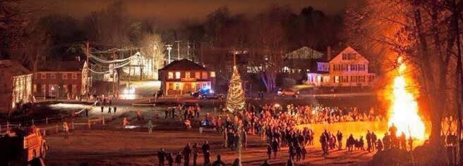 Bolton Christmas Tree & Menorah Lighting! inception-app-prod/YjliYjUyNDAtNGYzOS00YjFhLWEyMTEtNWY3M2E3MTUwZTEx/content/2016/12/A bolton tree3.jpg