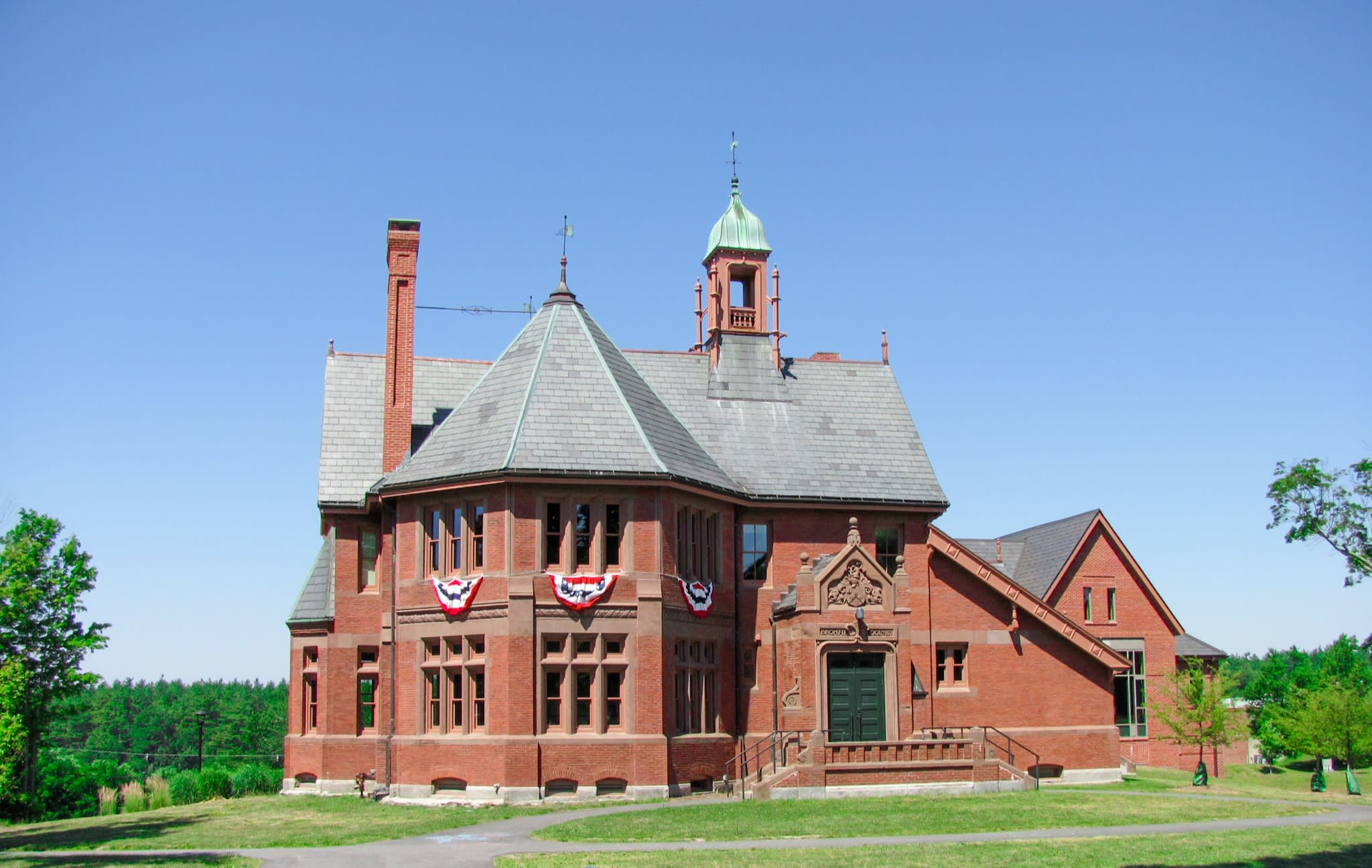 Harvard inception-app-prod/YjliYjUyNDAtNGYzOS00YjFhLWEyMTEtNWY3M2E3MTUwZTEx/content/2020/07/bromfieldschoolharvardma.jpg