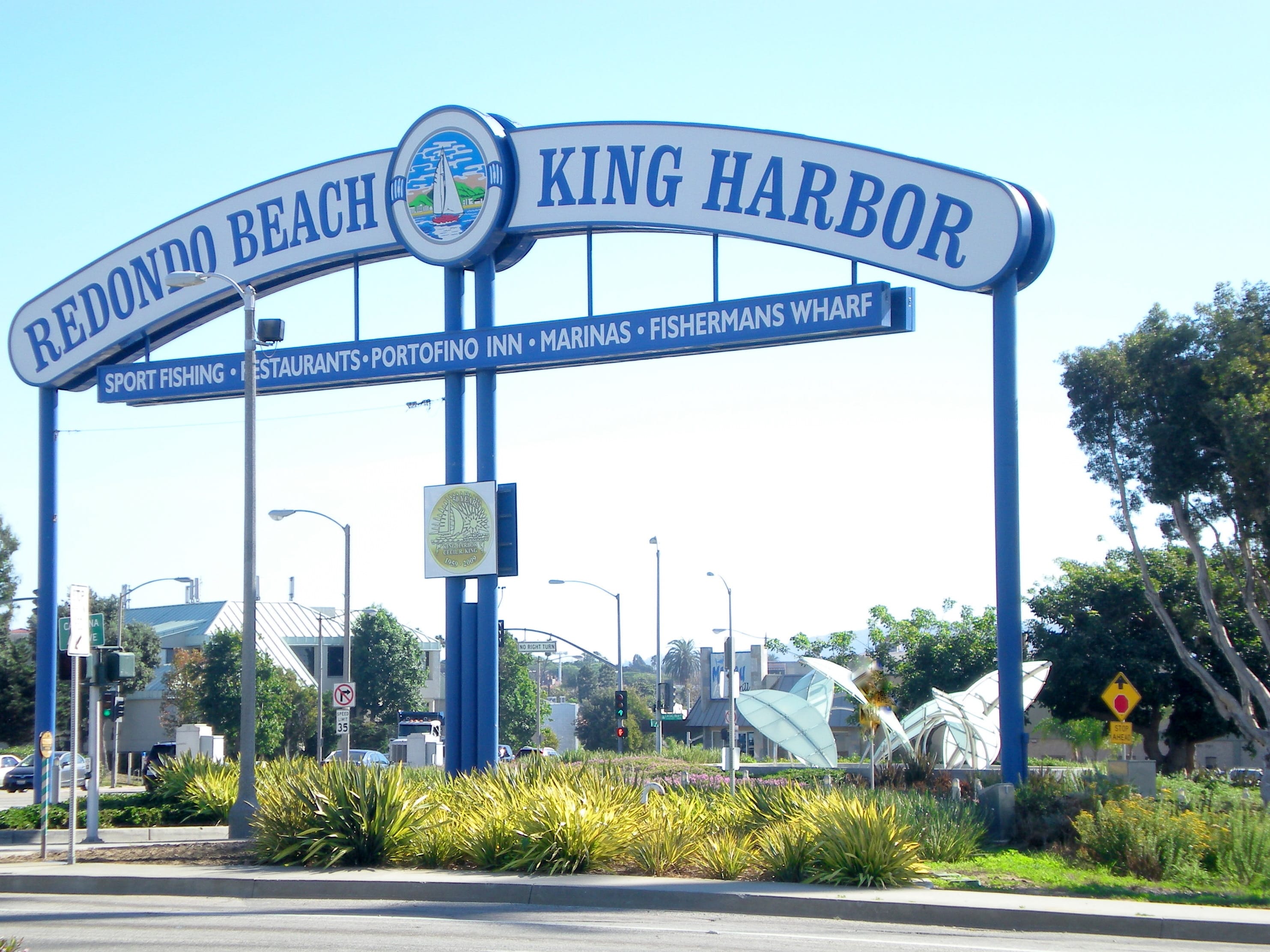 inception-app-prod/YjlmNmQzMjktNGM2Zi00ZmNkLTg4NGUtYmUyNDViZWQ5ZDMz/content/2018/02/Redondo King Harbor sign _ Diana Turner.jpg