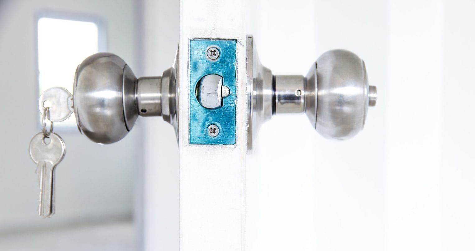 inception-app-prod/YmE1NjE1NWItN2FjOC00ZDQ4LTliNDUtNjVmYTY5NTUxZDU1/content/2021/01/keysindoorknobs-2.jpg