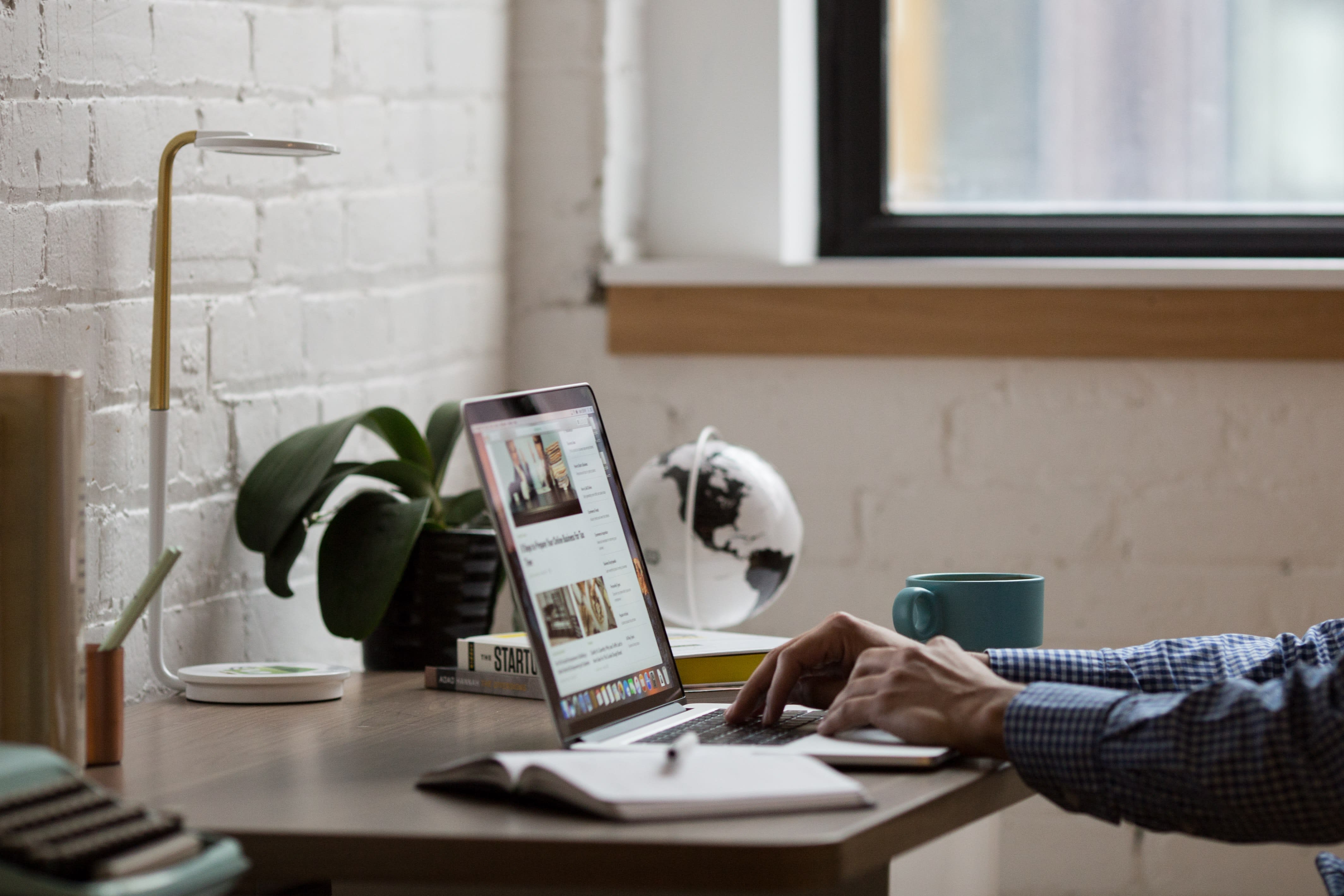 inception-app-prod/YmI4ZWFlZWEtNjUyZC00NjRhLTlkNTgtY2M2MGUyYzEwNzRi/content/2019/12/business-coffee-computer-desk-374006.jpg