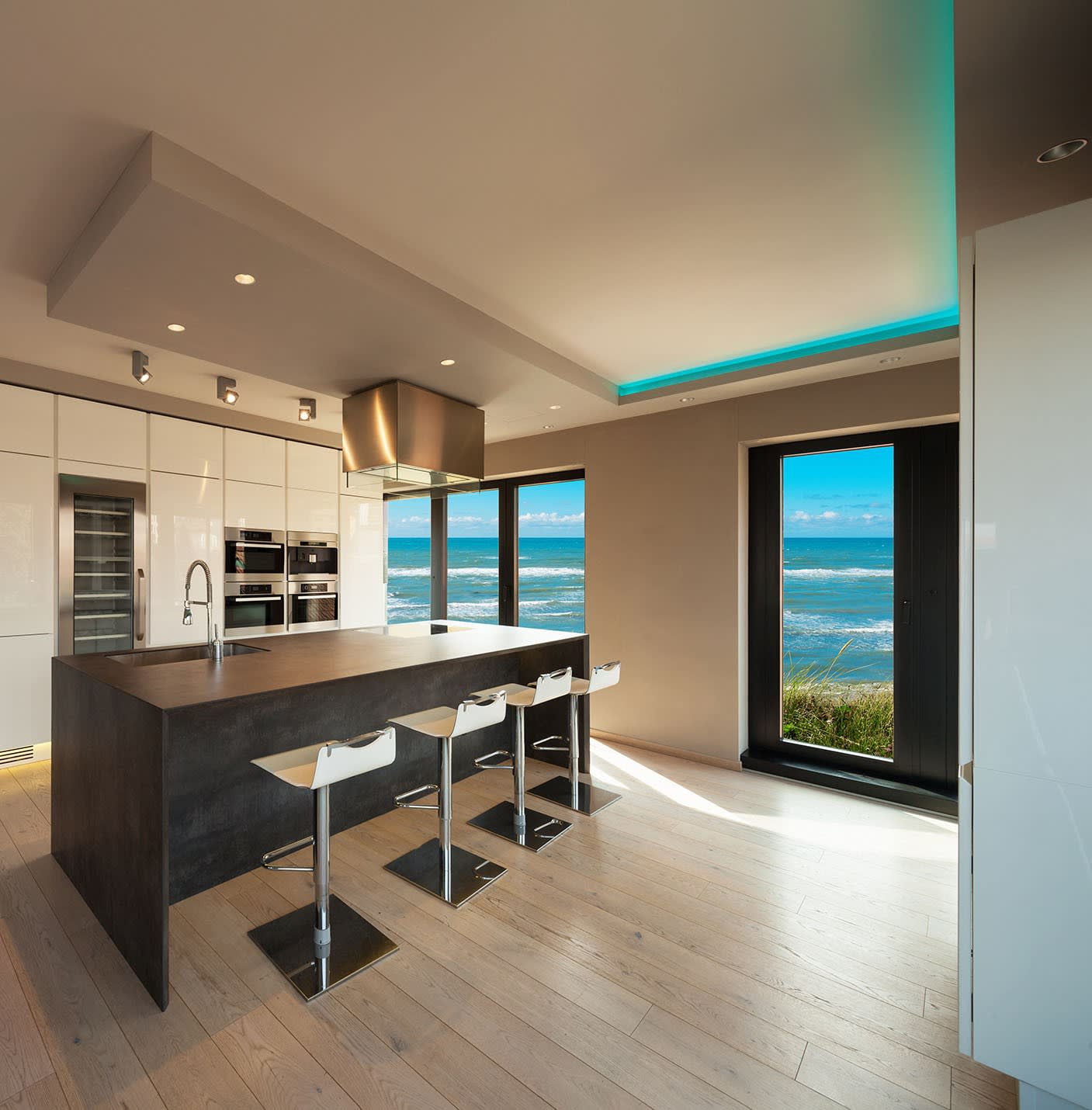 Home Valuation inception-app-prod/YmI4ZWFlZWEtNjUyZC00NjRhLTlkNTgtY2M2MGUyYzEwNzRi/content/2021/09/interiors-modern-apartment-without-furniture-sea-640394491%281%29.jpg