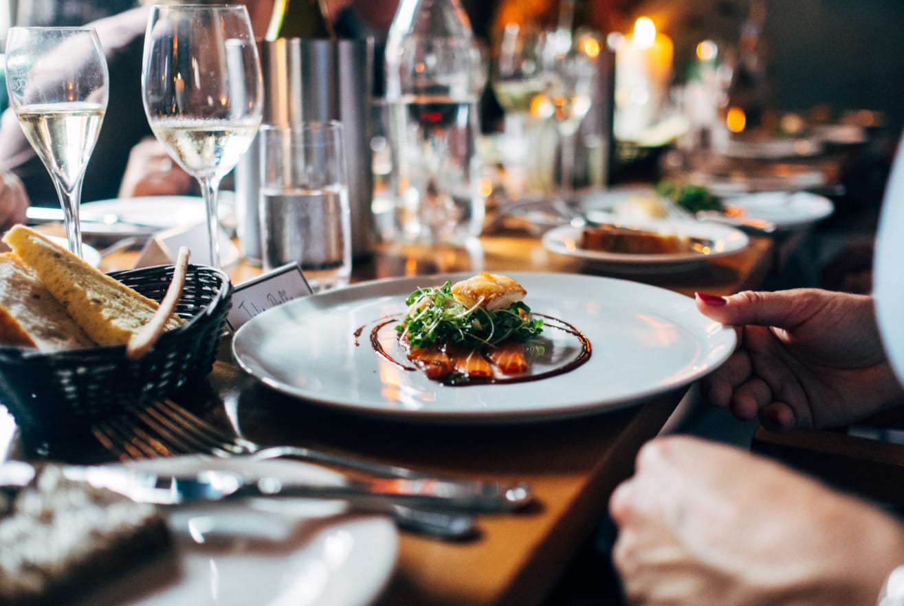 inception-app-prod/YmIxYjdmNjgtOWRkNC00OGU4LTljMmQtMjRmYjg1NTVkYWQ2/content/2019/07/dining.PNG