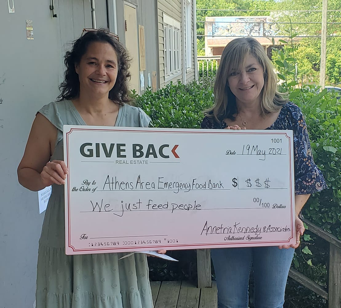 inception-app-prod/YmNiYjc4YjctMjU1OC00YWJhLThmOTYtZDA1N2ZmODcyMzkx/content/2021/05/05-24-21 Annie at Food Bank Smaller.png