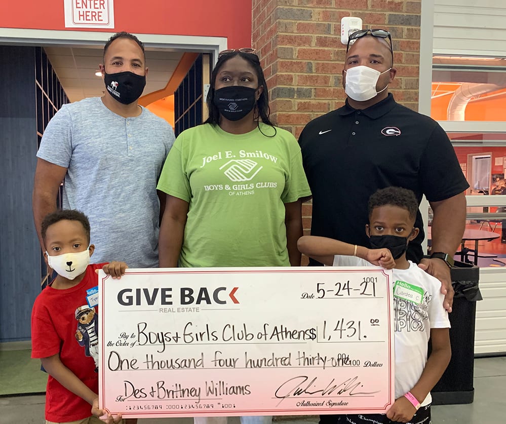 inception-app-prod/YmNiYjc4YjctMjU1OC00YWJhLThmOTYtZDA1N2ZmODcyMzkx/content/2021/06/Julian at Boys and Girls Club Smaller.png