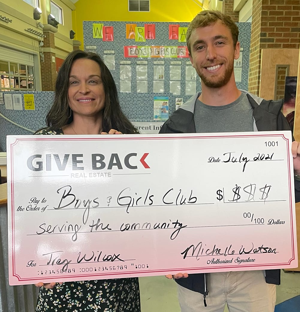 inception-app-prod/YmNiYjc4YjctMjU1OC00YWJhLThmOTYtZDA1N2ZmODcyMzkx/content/2021/08/08-18-21 Michelle at Boys and Girls Club smaller.png