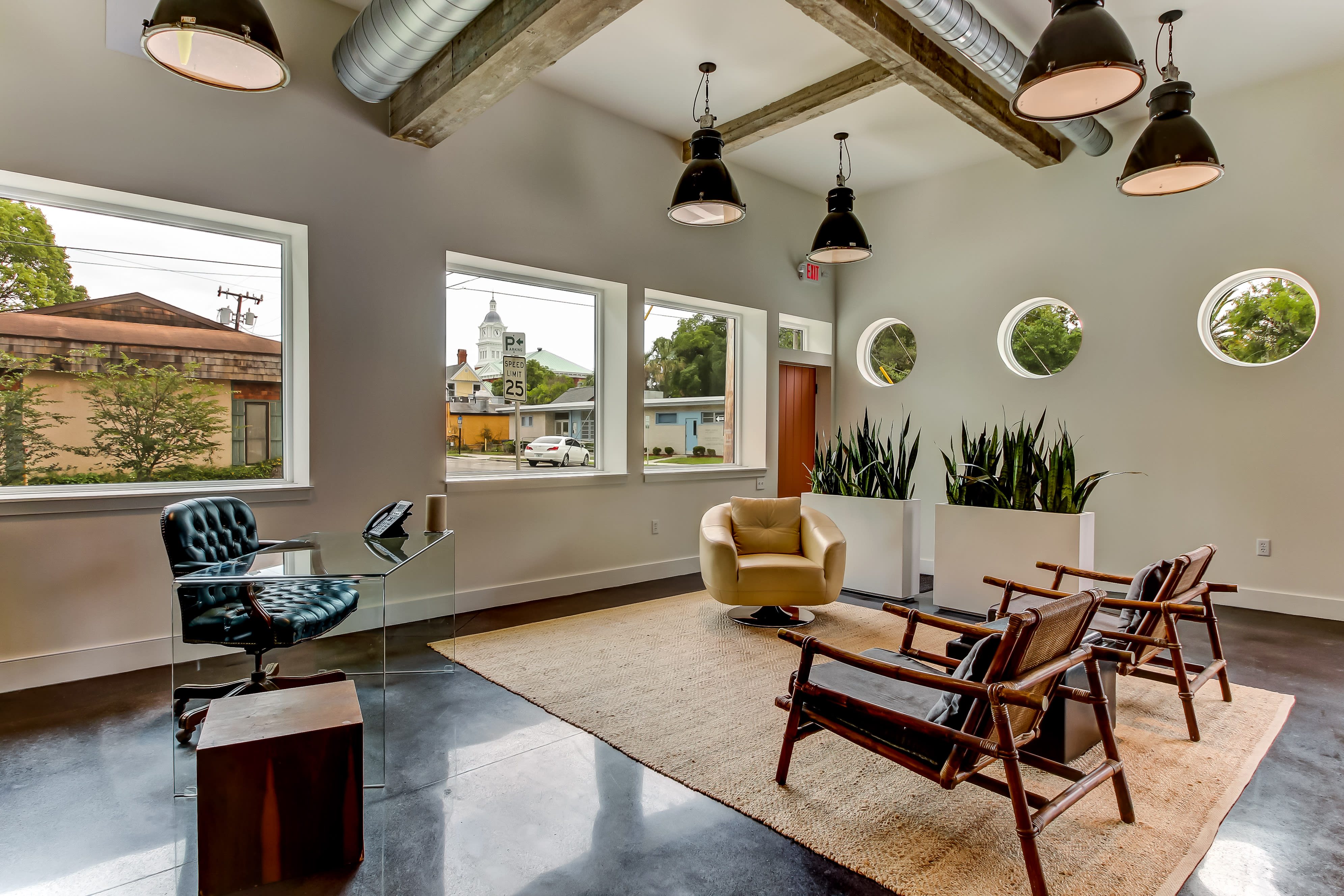 Why Working With a Real Estate Professional is the Best Decision You'll Ever Make inception-app-prod/YzAzYjdmMWUtZmJmYy00YmE5LThjMmUtMDRmMmY1ZGRiYWFi/content/2019/12/30summer-house-after-hi-res.jpg