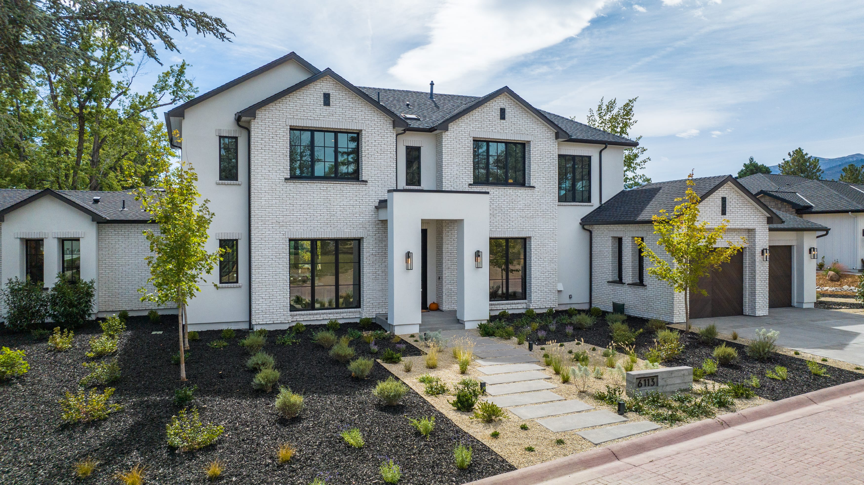 How To Market A Luxury Home inception-app-prod/YzJkZTkxYjEtZDAwMC00YWQ5LThlZDItNmFmOTVhZjg1MGE4/content/2024/06/8e8b4f7bb51bb3be2a6380758f3e90c03186bc60.jpg