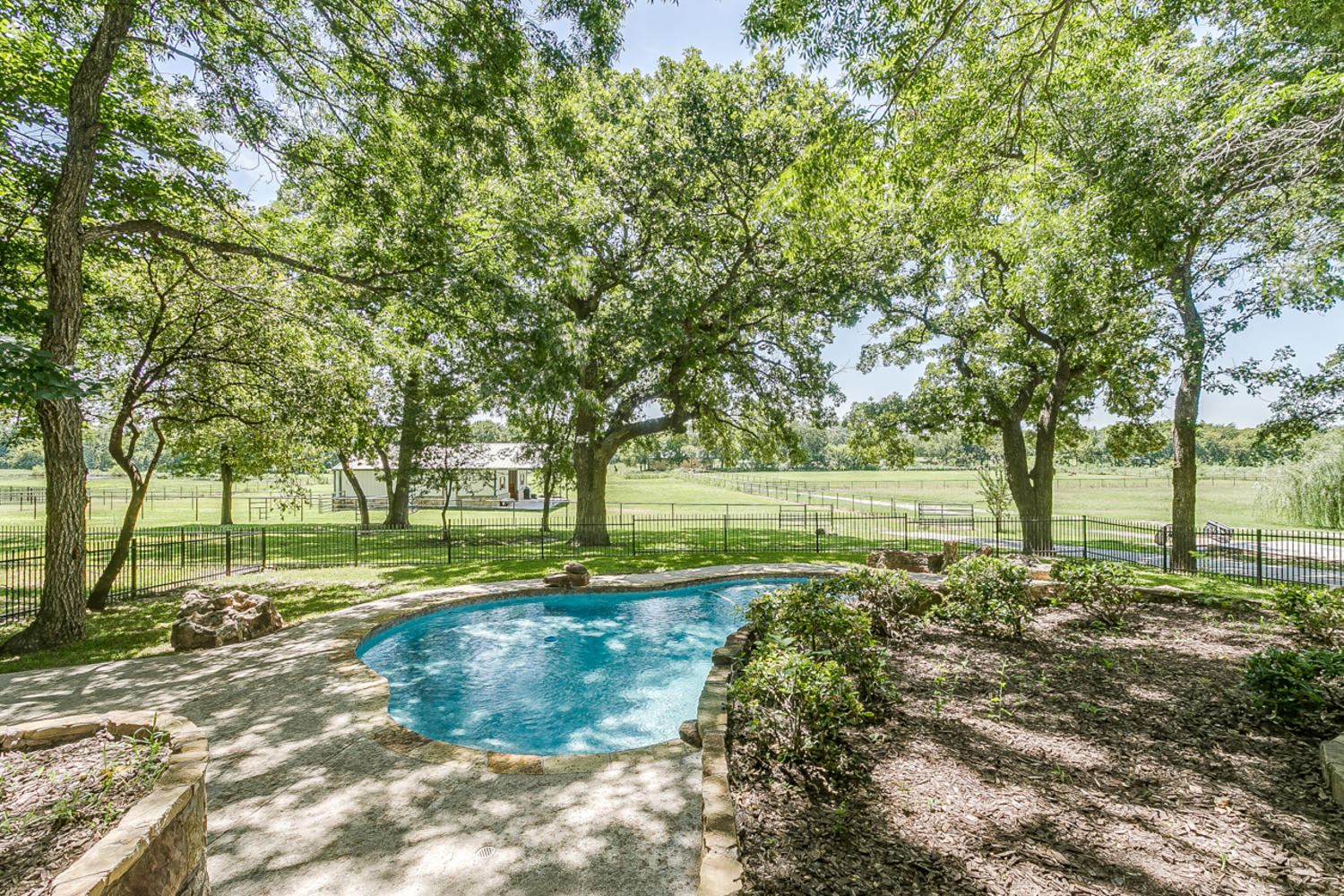 inception-app-prod/ZDI1YjFmYzUtNmM5Ny00YWY3LWFkMjItZGMzZWQzMDIzZDVi/content/2016/09/143 Kortney Dr Hudson Oaks TX-large-021-18-143 Kortney 21 of 62-1280x853-72dpi.jpg